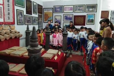 Cháu 4 -5 tuổi đi tham quan trải nghiệm tại Viện bảo tàng Ninh Bình